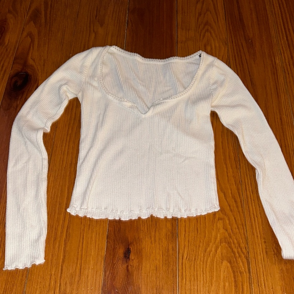 Ribbed white low neck crop top, size small, soft, lace around the collar